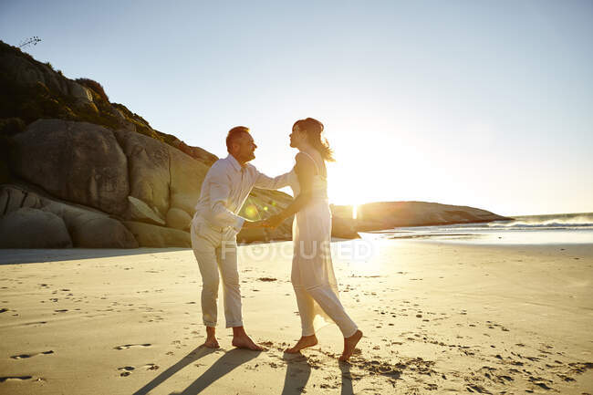 Mature couple on beach, standing face to face, Cape Town, South Africa — Stock Photo