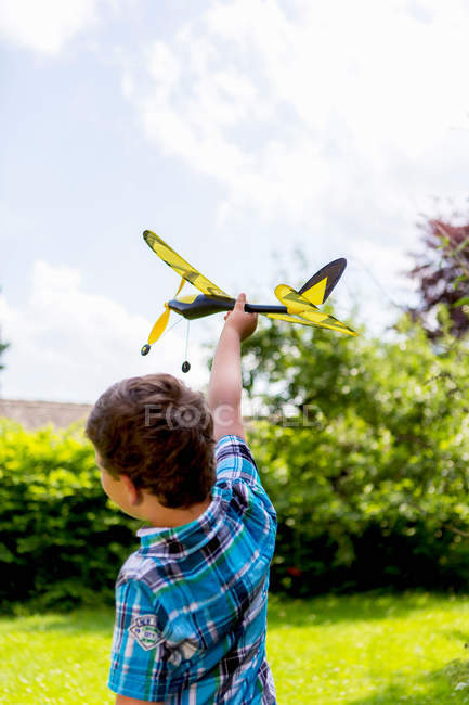 Junge spielt mit Spielzeugflugzeug im Freien — Stockfoto