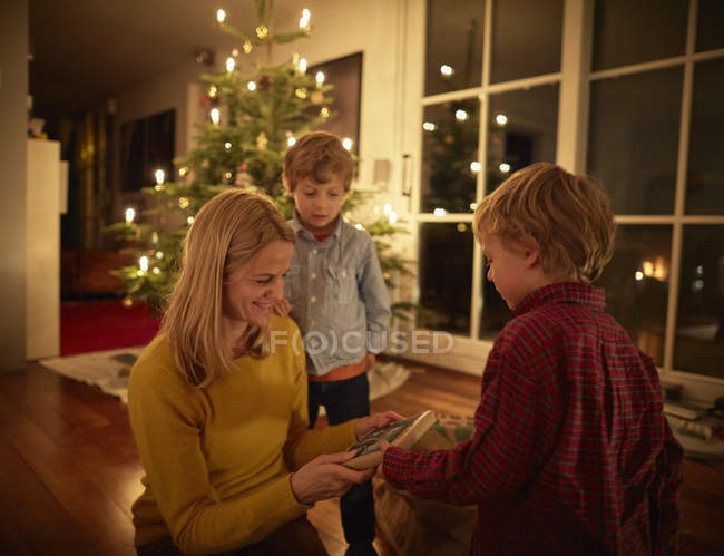 Mãe e filhos celebrando o Natal juntos — Fotografia de Stock