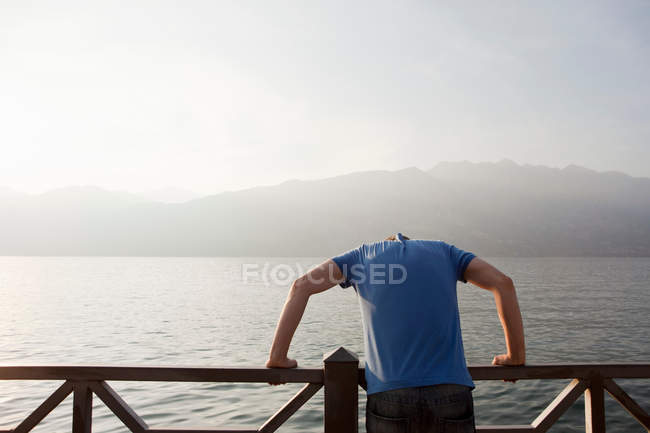 Vista posteriore del giovane ragazzo che fissa in mare — Foto stock