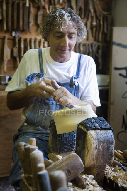 Tischler verwendet Meißel auf Holzform für Kopfbedeckungen in Werkstatt — Stockfoto