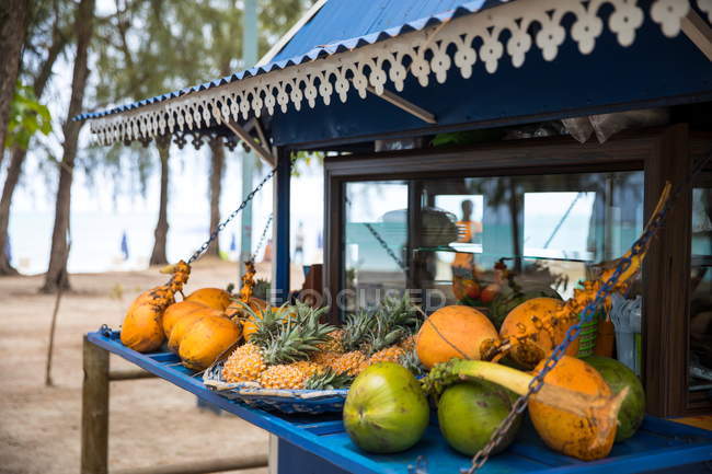 Puesto de frutas del mercado, Mont Choisy Beach, Mauricio - foto de stock