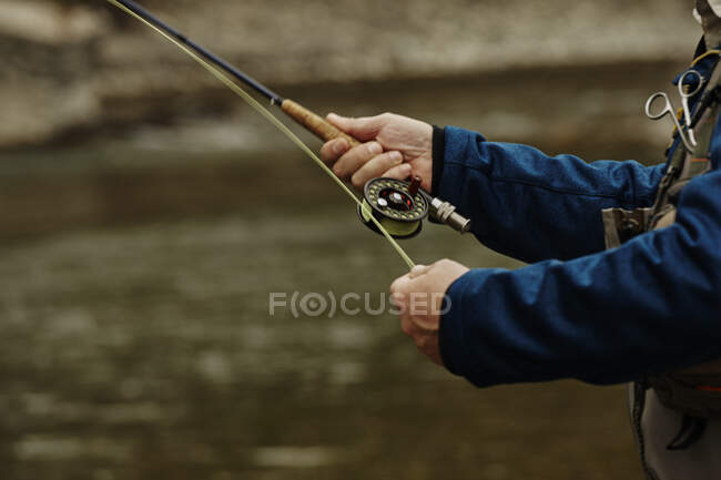 Homem pescando no rio, close-up — Fotografia de Stock