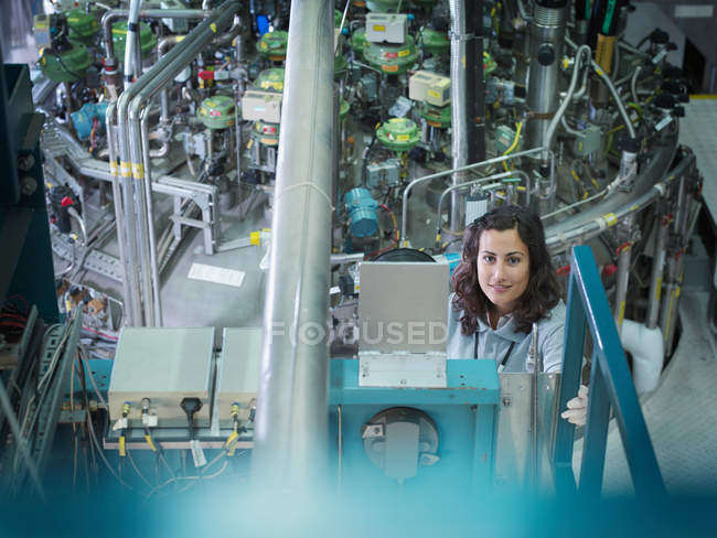 Scienziata del reattore di fusione femminile — Foto stock