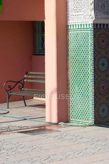 Vista de banco cerca de casa, Marrakech, Marruecos - foto de stock