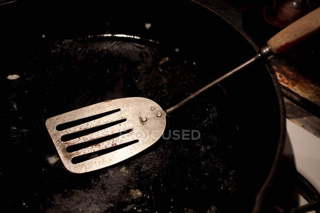 Top view of spatula in empty frying pan — Stock Photo