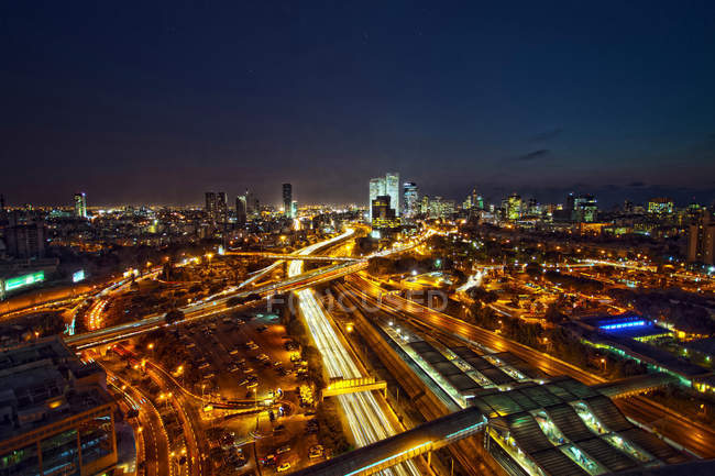 Paisaje urbano de Tel Aviv iluminado por la noche - foto de stock