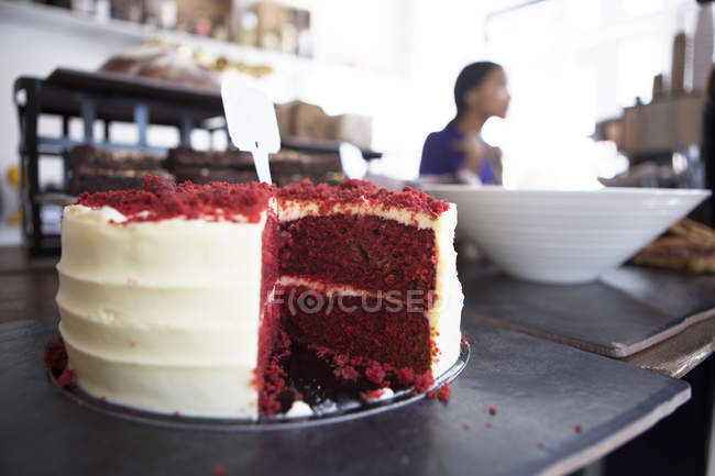 Bolo de veludo vermelho no balcão do café, close-up — Fotografia de Stock