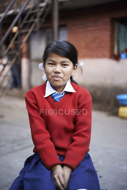 Ritratto di studentessa in uniforme, Thamel, Kathmandu, Nepal — Foto stock