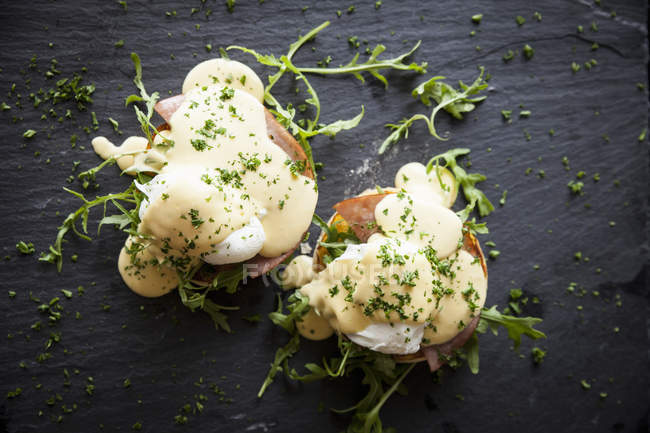 Vista superior de molho holandês com ovos benedict — Fotografia de Stock