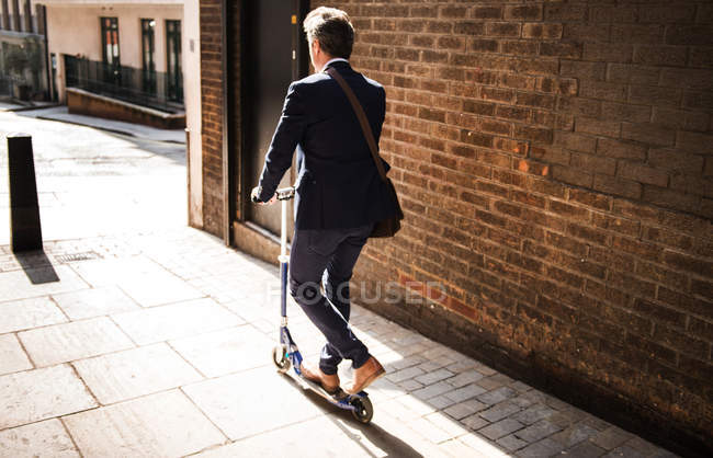 Empresario en scooter, Londres, Reino Unido - foto de stock