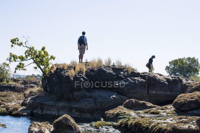 Пара исследователей на скалах, возле водопада Виктория, Замбия — стоковое фото