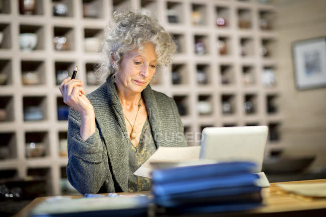 Woman working at desk in office — Stock Photo