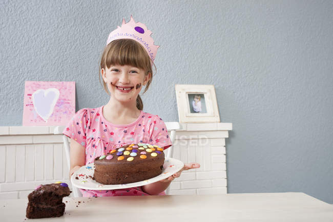 Menina mostrando seu bolo de aniversário — Fotografia de Stock