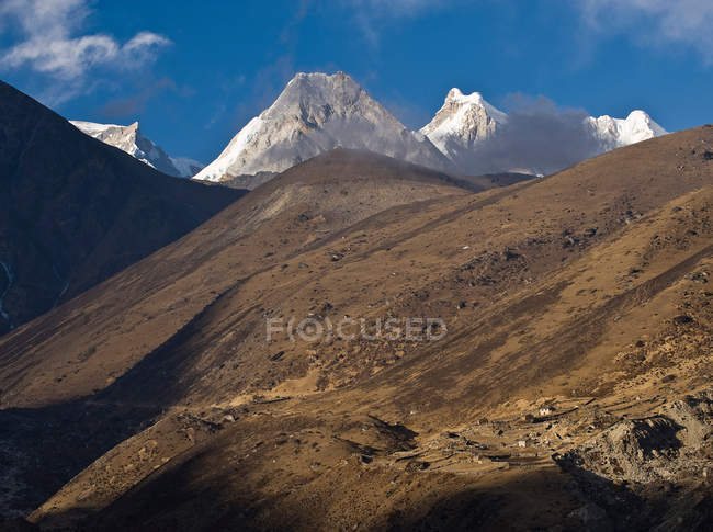Montagnes enneigées avec vue sur la vallée — Photo de stock