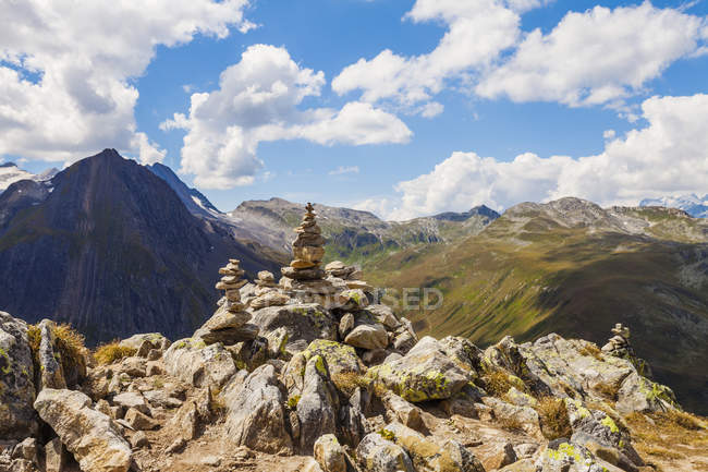 Pile de rochers avec paysage montagneux au soleil — Photo de stock