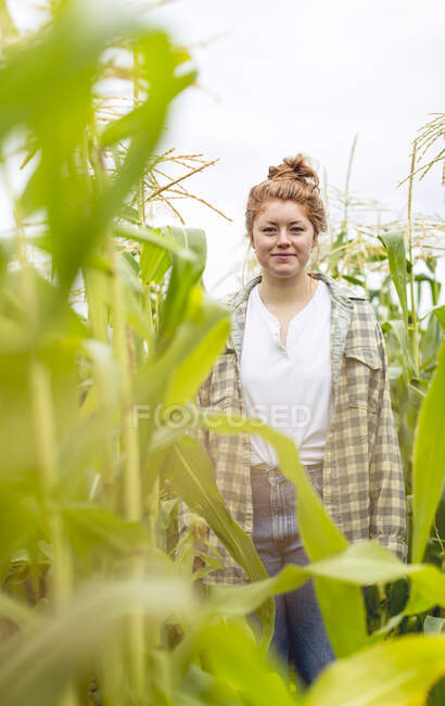 Retrato de mujer joven en invernadero, Missoula, Montana, EE.UU. - foto de stock