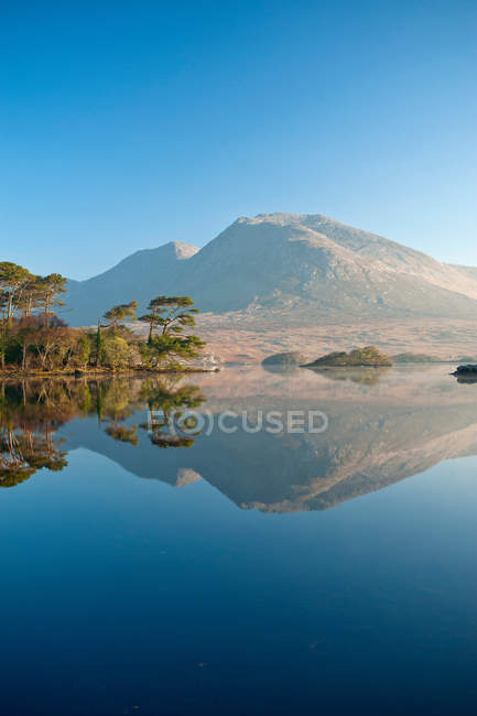 Mountain reflected in lake — Stock Photo