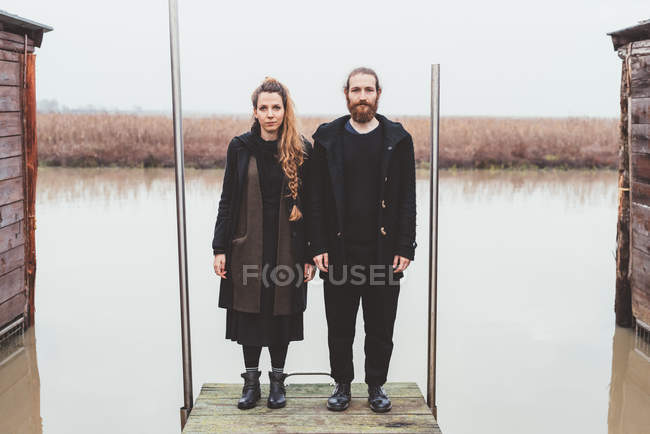 Paar steht am Rand der Kanalmole — Stockfoto
