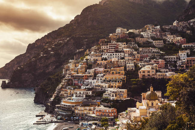 Скалистые боковые здания, Фетано, побережье Амальфи, Италия — стоковое фото