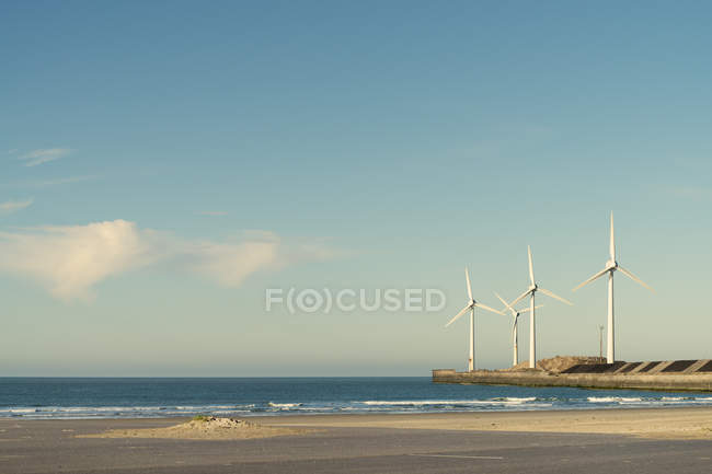 Turbinas eólicas na parede do mar, Boulogne, França — Fotografia de Stock