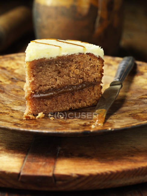 Torta banoffee su piatto di legno con coltello — Foto stock