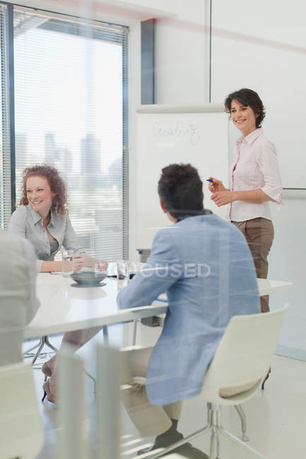 Personas de negocios que hablan en reunión, enfoque selectivo - foto de stock