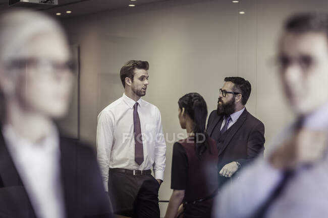 Ділові жінки і чоловіки спілкуються в залі засідань — стокове фото