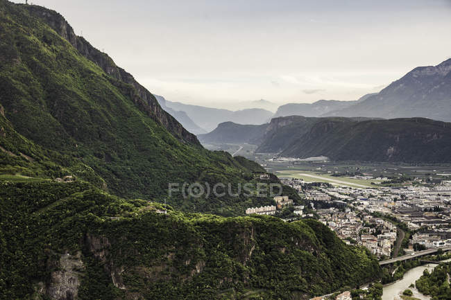 Elevated view of town in mountains covered in green — Stock Photo