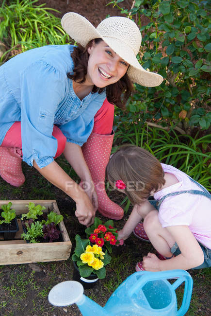Mother and daughter gardening together — Stock Photo