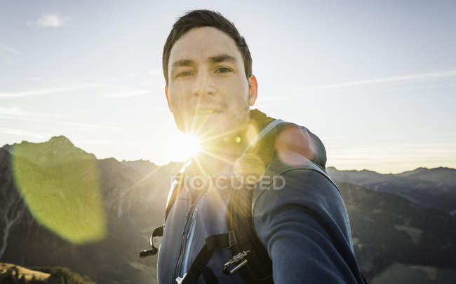 Escursionista che fa selfie in montagna nella giornata di sole, Kleinwalsertal, Austria — Foto stock