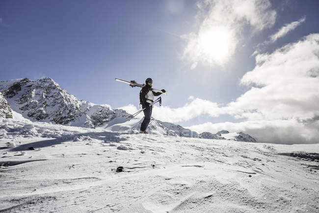 Mid adult man standing on top of mountain with skis, Corvatsch, Switzerland — Stock Photo