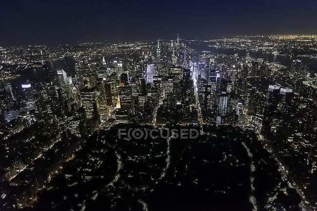 Vista aérea desde helicóptero de Central Park, Empire State Building, Nueva York, EE.UU. - foto de stock