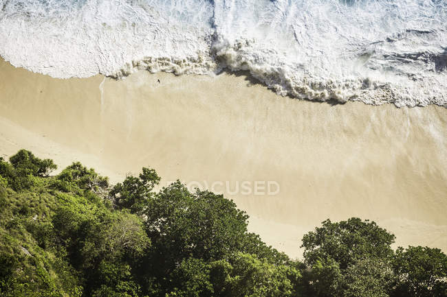 Вид зверху пляж і океан хвилі, Peluwang, ПБК, Нуса Пеніда, Індонезія — стокове фото