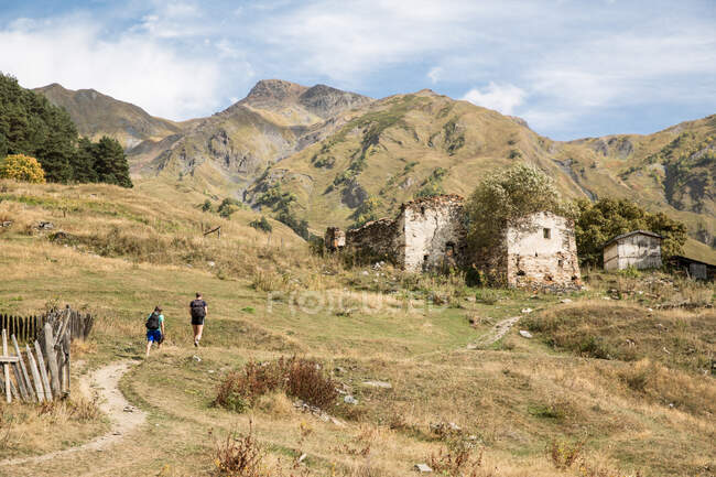 Senderistas masculinos en el paisaje de montaña, Svaneti, Georgia - foto de stock