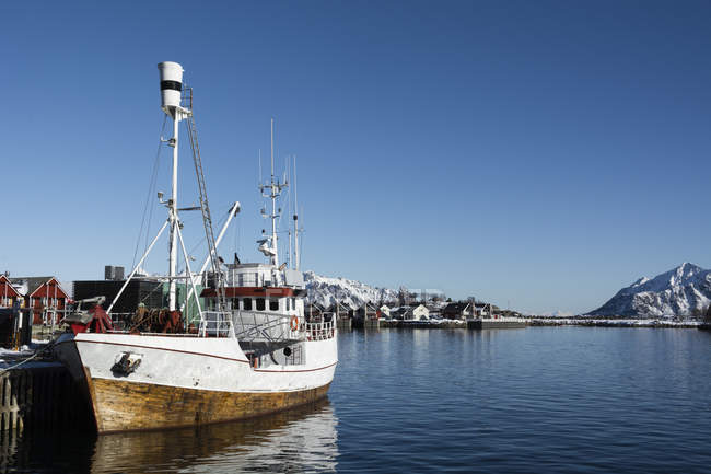 Рыбацкая лодка, пришвартованная в гавани с солнечным освещением, Svolvaer, Лофотенские острова, Норвегия — стоковое фото