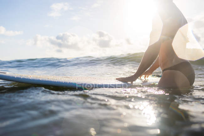 Parte centrale della donna con tavola da surf in mare, Nosara, Provincia di Guanacaste, Costa Rica — Foto stock