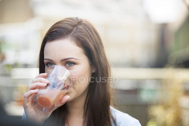 Porträt einer Frau, die Saft trinkt — Stockfoto