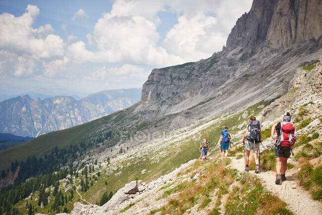Vista trasera de los excursionistas en el sendero de montaña, Austria - foto de stock
