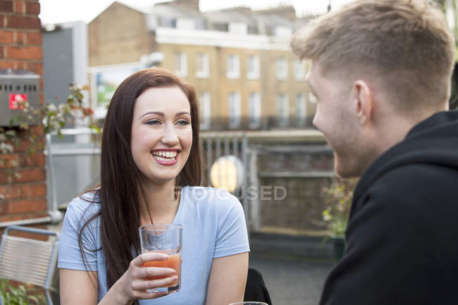 Casal jovem conversando no terraço — Fotografia de Stock