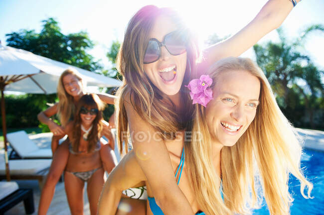 Mädchen spielen am Pool in Badeanzügen — Stockfoto