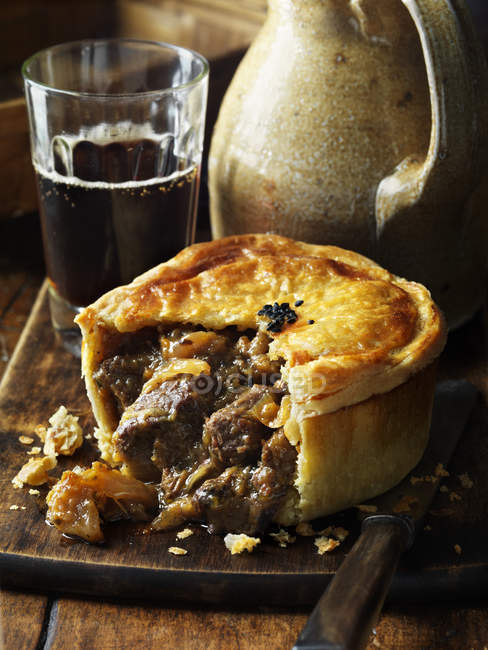 Meat pie with apples and ale glass — Stock Photo