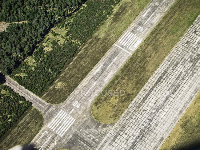 Vue aérienne de la piste de l'avion avec prairies vertes — Photo de stock