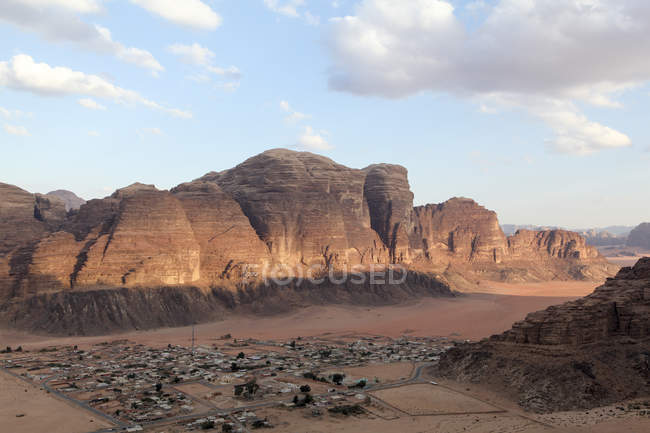 Vista elevada del pueblo por cordillera, Wadi Ram, Jordania - foto de stock