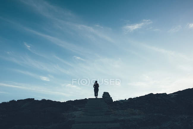 Silhouette einer Frau auf Stufen, stintino, sassari, italien — Stockfoto