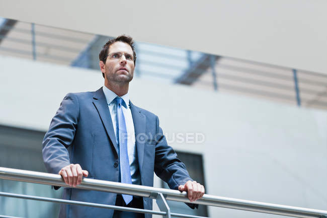 Geschäftsmann steht auf Balkon — Stockfoto