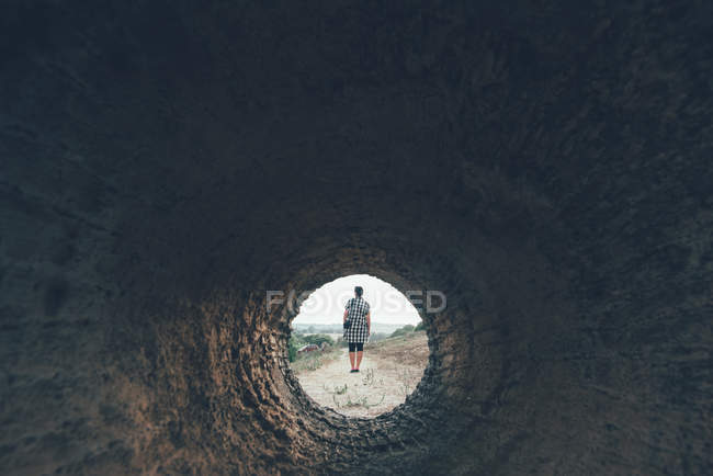 Vue arrière de la femme à travers cylindre, Martis, Sassari, Italie — Photo de stock