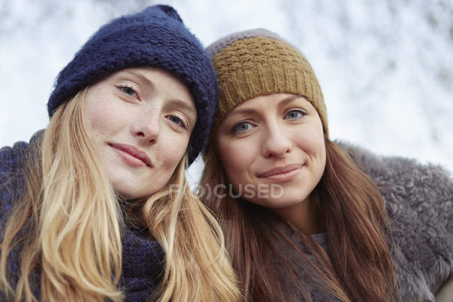 Portrait de deux femmes en bonnets tricotés — Photo de stock