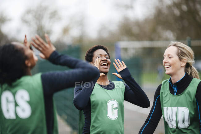 Équipe féminine adulte de netball célébrant la victoire sur le terrain de netball — Photo de stock