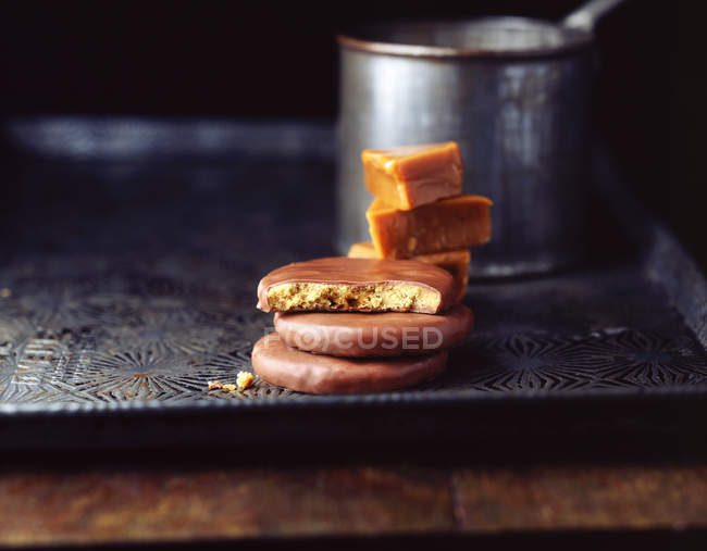 Stapel hausgemachter Schokoladenkekse und Toffee auf Metalltablett — Stockfoto